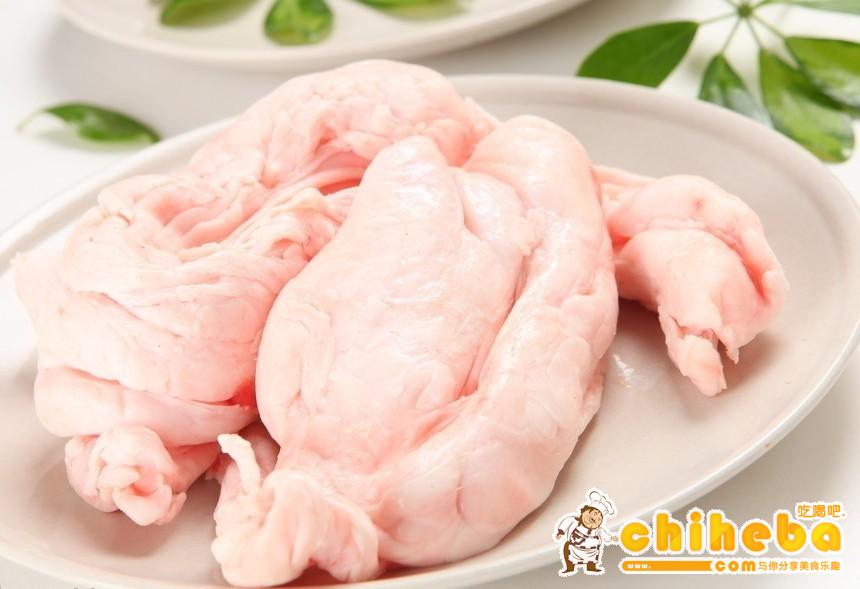 营养价值 猪油中含有多种脂肪酸,饱和脂肪酸和不饱和脂肪酸的含量相当,能提供极高的热量,并且含有的维生素A、维生素E也很丰富。 食用效果 补虚、润燥、解毒 适用人群 一般人都可食用; 动物油热量高、胆固醇高,故老年人、糖尿病患者、肥胖和心脑血管病患者都不宜食用。